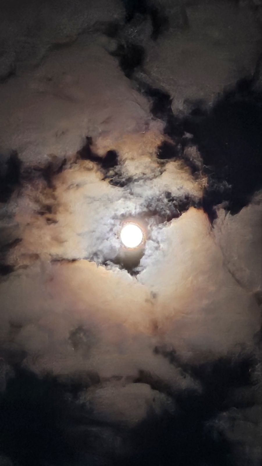 구름과 둥근달의 신비