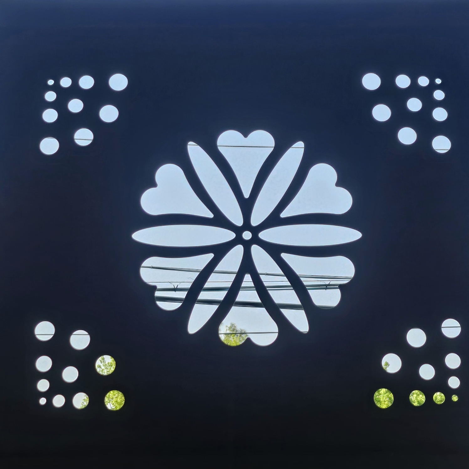 전통문향속의 핀 철쭉 꽃