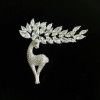크리스탈로 뿔을 장식한 사슴 브로치
